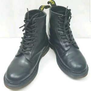 Doc's DR. MARTENS Women's 11822 8 EYE LACE-UP BOOT